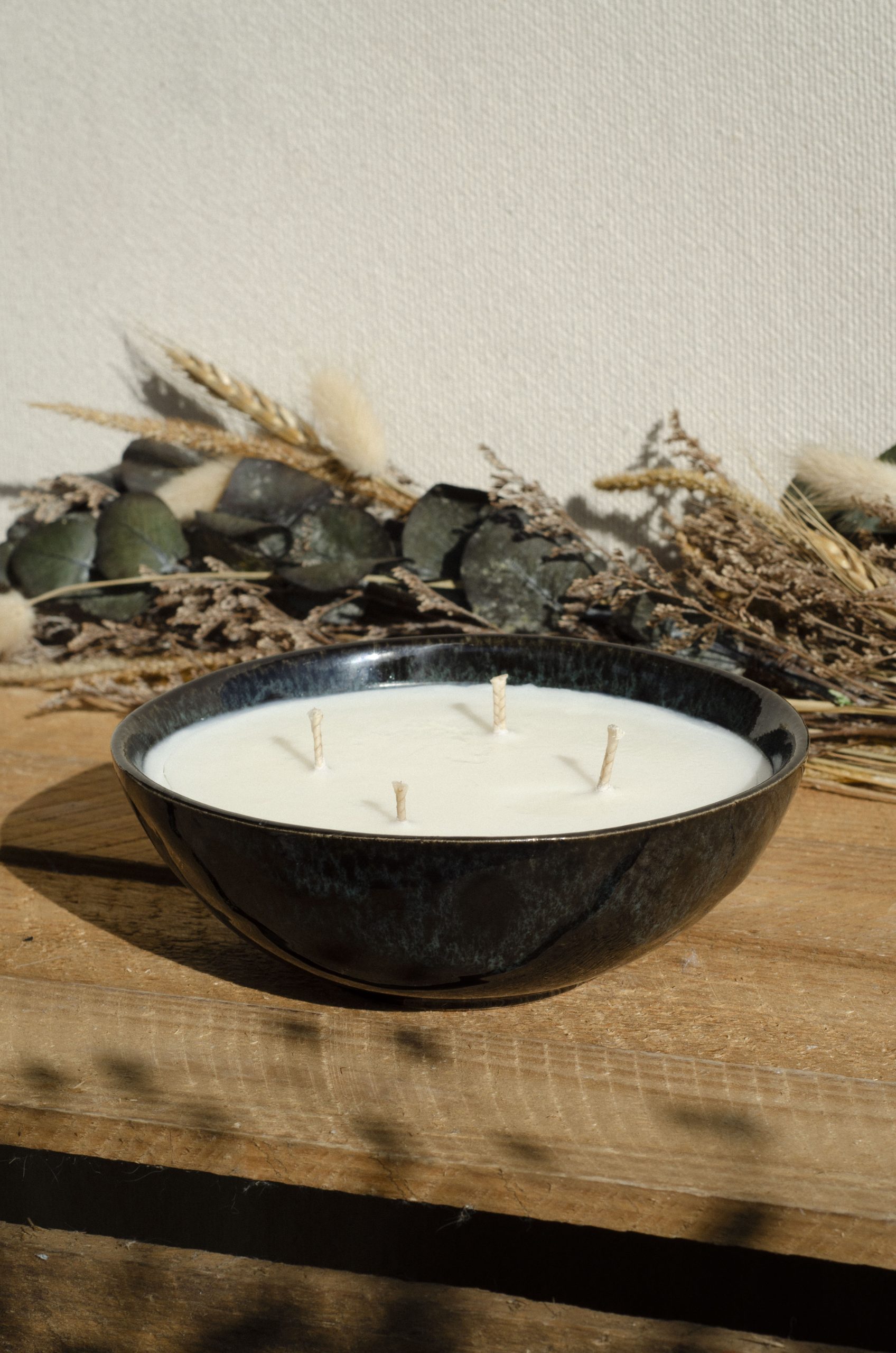Bougie bol irrégulier noir profond reflets bleutés